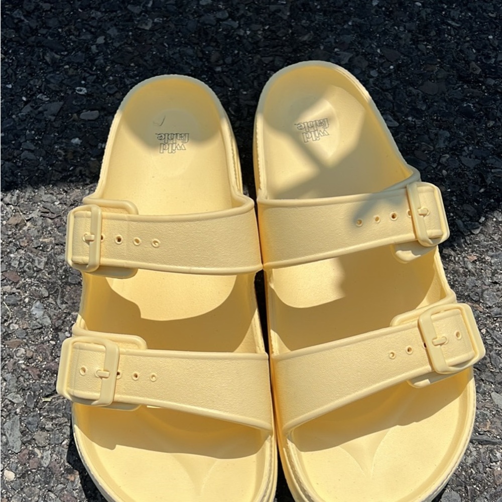 size 8 woman’s sandals